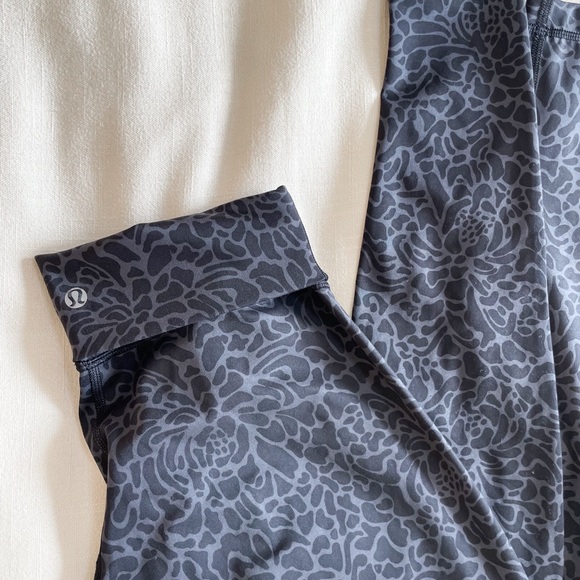 lululemon black and grey printed high-waisted fold down leggings - Picture 3 of 4